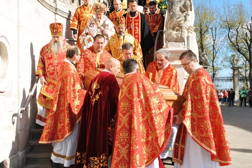 У Львові духовенство та вірні попрощалися з отцем Василем Поточняком.(ФОТО)